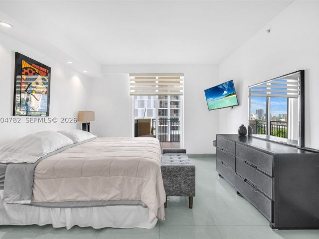 3-bedroom condo for sale in Sunny Isles Beach - 17555 Atlantic Blvd 707 - MondialRealty
