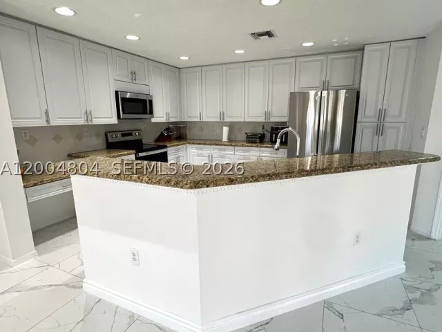 5-bedroom home for sale in Pembroke Pines - 13840 NW 20th St - MondialRealty