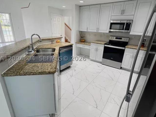 5-bedroom home for sale in Pembroke Pines - 13840 NW 20th St - MondialRealty