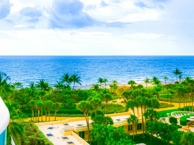 2-bedroom condo for sale in Bal Harbour - 10101 Collins Avenue 7d - MondialRealty