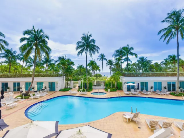 2-bedroom condo for sale in Bal Harbour - 10101 Collins Avenue 7d - MondialRealty