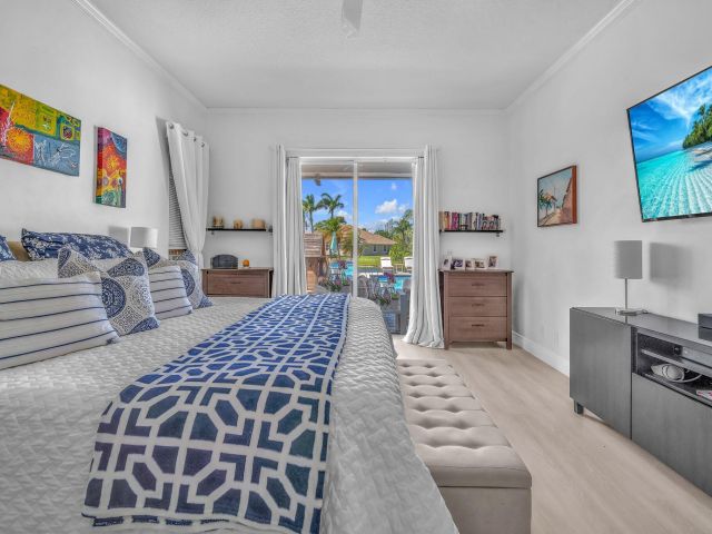 5-bedroom home for sale in Fort Lauderdale - 16423 Segovia Circle S - MondialRealty