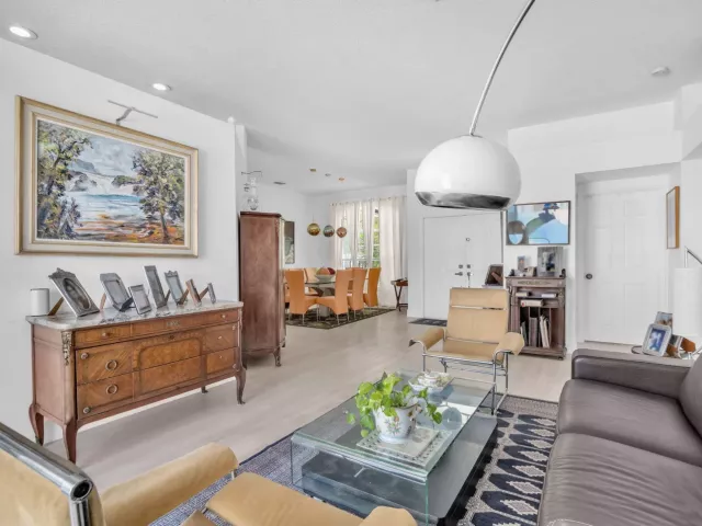 5-bedroom home for sale in Fort Lauderdale - 16423 Segovia Circle S - MondialRealty