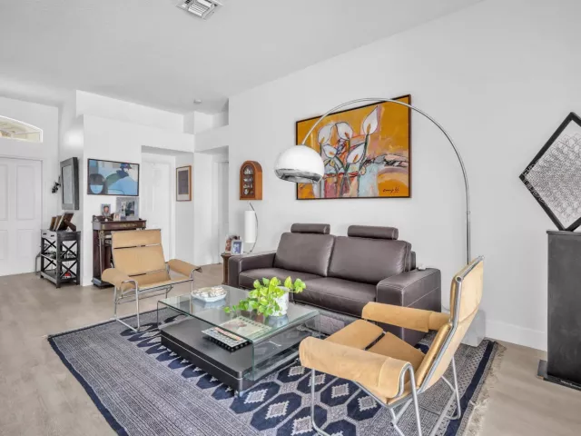 5-bedroom home for sale in Fort Lauderdale - 16423 Segovia Circle S - MondialRealty