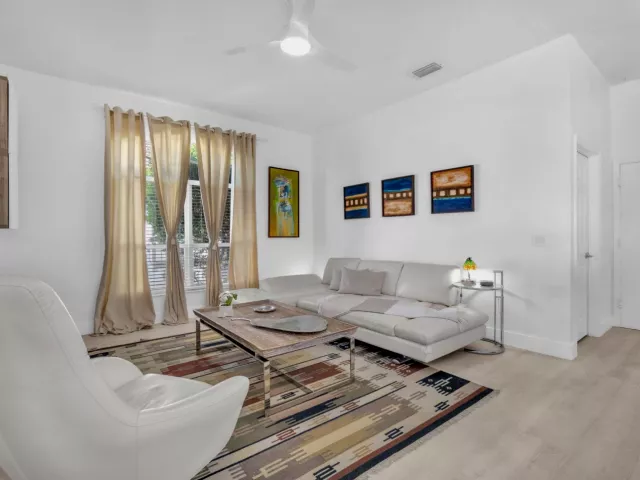 5-bedroom home for sale in Fort Lauderdale - 16423 Segovia Circle S - MondialRealty