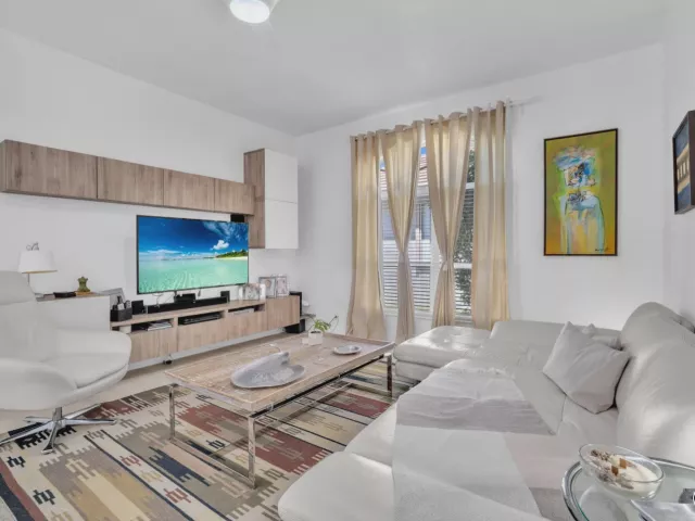 5-bedroom home for sale in Fort Lauderdale - 16423 Segovia Circle S - MondialRealty