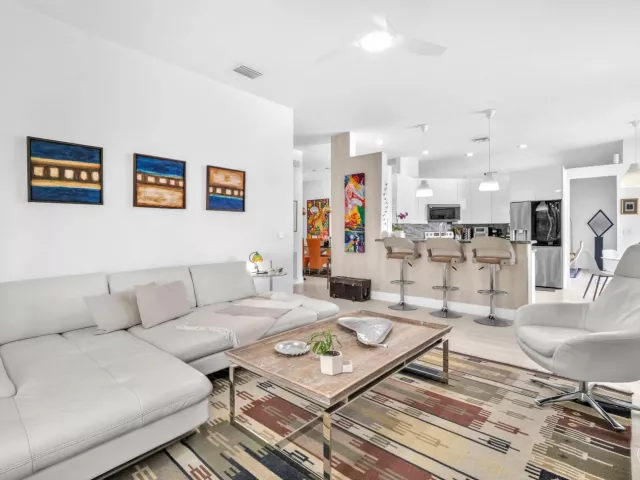 5-bedroom home for sale in Fort Lauderdale - 16423 Segovia Circle S - MondialRealty