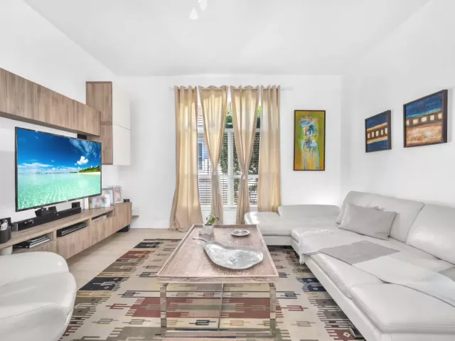 5-bedroom home for sale in Fort Lauderdale - 16423 Segovia Circle S - MondialRealty