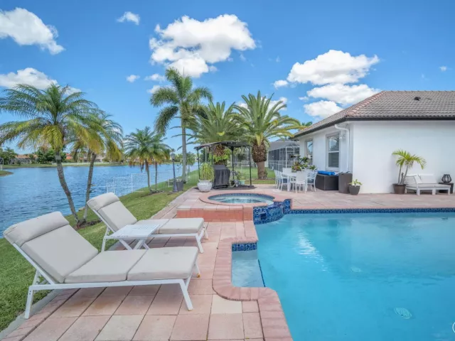 5-bedroom home for sale in Fort Lauderdale - 16423 Segovia Circle S - MondialRealty