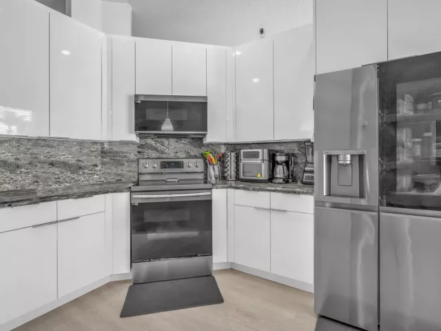 5-bedroom home for sale in Fort Lauderdale - 16423 Segovia Circle S - MondialRealty
