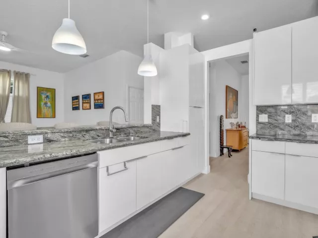 5-bedroom home for sale in Fort Lauderdale - 16423 Segovia Circle S - MondialRealty