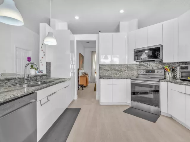 5-bedroom home for sale in Fort Lauderdale - 16423 Segovia Circle S - MondialRealty