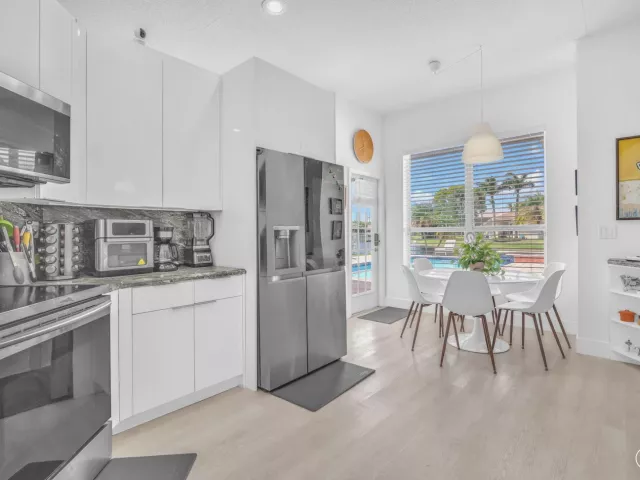 5-bedroom home for sale in Fort Lauderdale - 16423 Segovia Circle S - MondialRealty