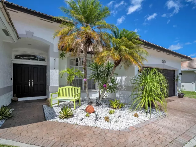 5-bedroom home for sale in Fort Lauderdale - 16423 Segovia Circle S - MondialRealty