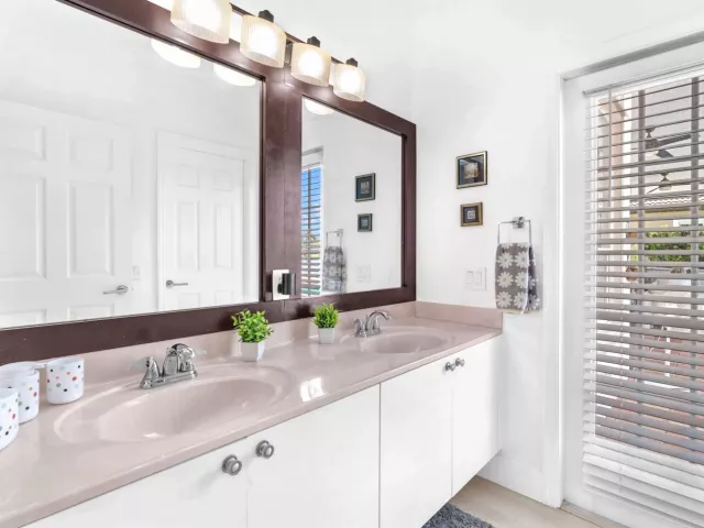 5-bedroom home for sale in Fort Lauderdale - 16423 Segovia Circle S - MondialRealty
