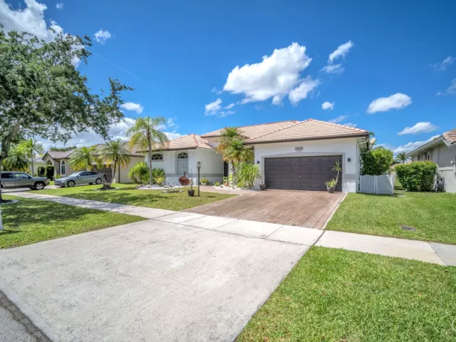 5-bedroom home for sale in Fort Lauderdale - 16423 Segovia Circle S - MondialRealty