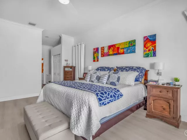 5-bedroom home for sale in Fort Lauderdale - 16423 Segovia Circle S - MondialRealty