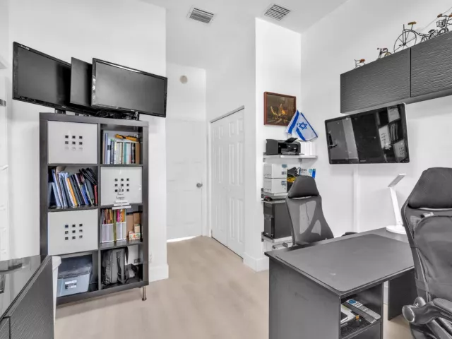 5-bedroom home for sale in Fort Lauderdale - 16423 Segovia Circle S - MondialRealty