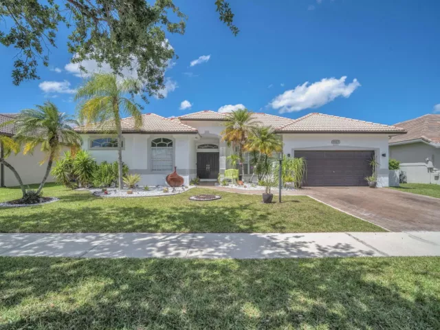 5-bedroom home for sale in Fort Lauderdale - 16423 Segovia Circle S - MondialRealty