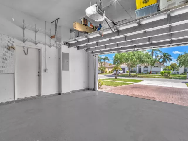 5-bedroom home for sale in Fort Lauderdale - 16423 Segovia Circle S - MondialRealty