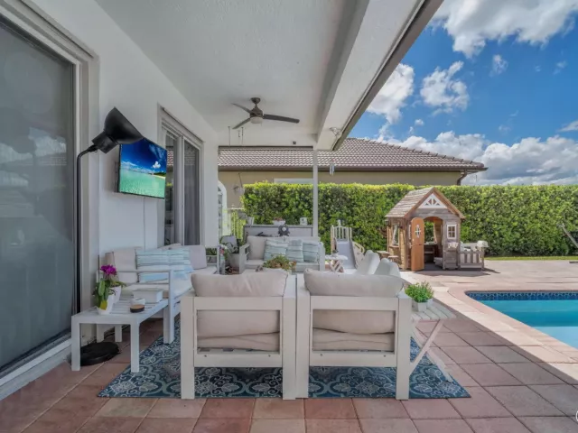 5-bedroom home for sale in Fort Lauderdale - 16423 Segovia Circle S - MondialRealty
