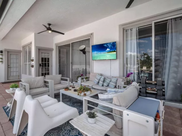 5-bedroom home for sale in Fort Lauderdale - 16423 Segovia Circle S - MondialRealty