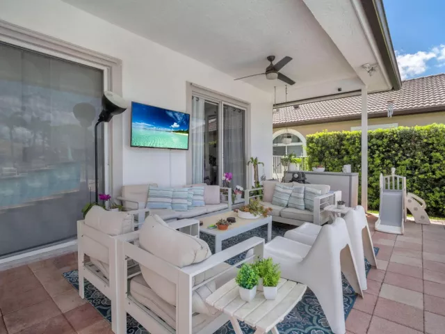 5-bedroom home for sale in Fort Lauderdale - 16423 Segovia Circle S - MondialRealty