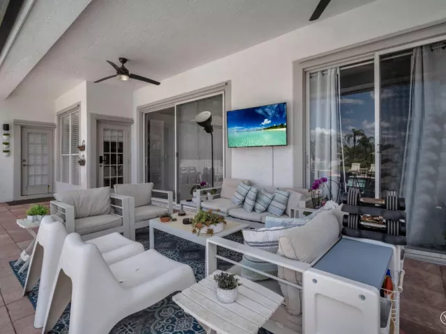 5-bedroom home for sale in Fort Lauderdale - 16423 Segovia Circle S - MondialRealty