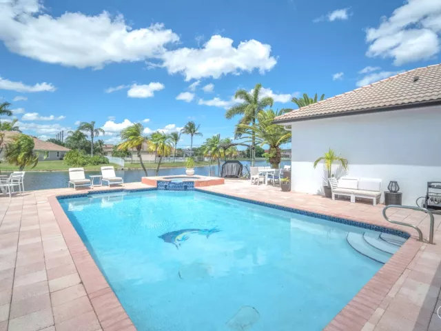 5-bedroom home for sale in Fort Lauderdale - 16423 Segovia Circle S - MondialRealty