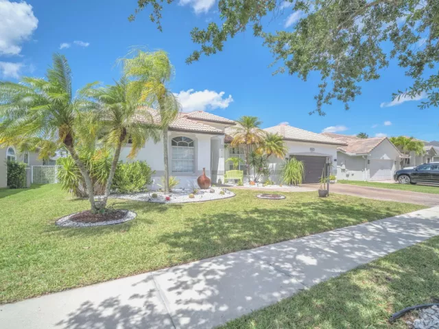 5-bedroom home for sale in Fort Lauderdale - 16423 Segovia Circle S - MondialRealty