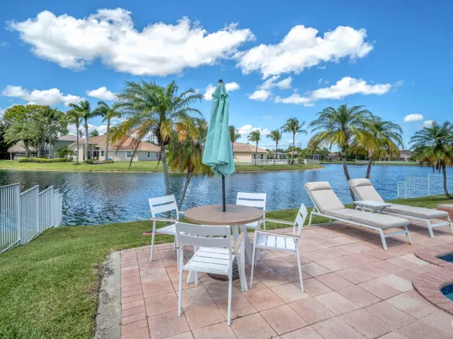5-bedroom home for sale in Fort Lauderdale - 16423 Segovia Circle S - MondialRealty