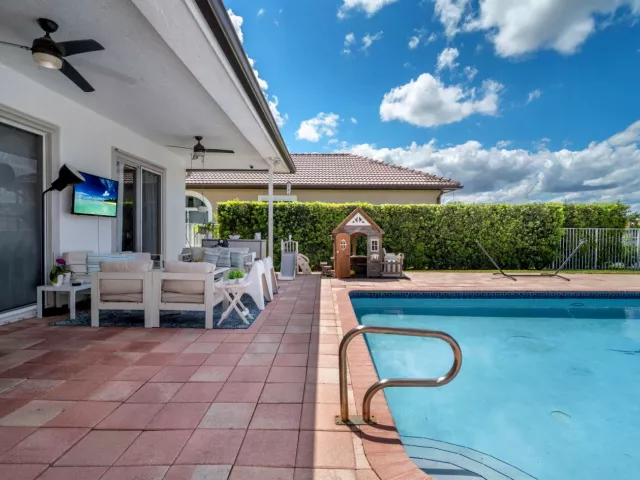 5-bedroom home for sale in Fort Lauderdale - 16423 Segovia Circle S - MondialRealty