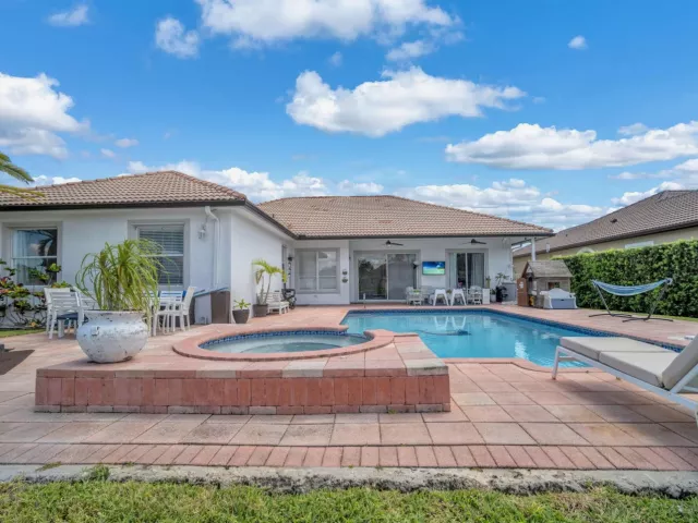 5-bedroom home for sale in Fort Lauderdale - 16423 Segovia Circle S - MondialRealty