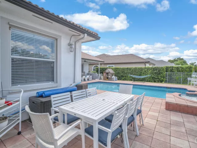 5-bedroom home for sale in Fort Lauderdale - 16423 Segovia Circle S - MondialRealty