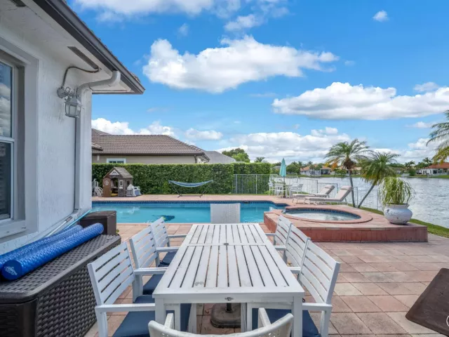 5-bedroom home for sale in Fort Lauderdale - 16423 Segovia Circle S - MondialRealty