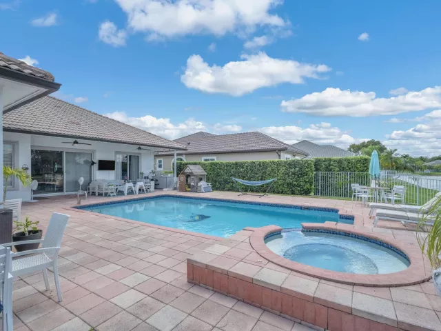 5-bedroom home for sale in Fort Lauderdale - 16423 Segovia Circle S - MondialRealty