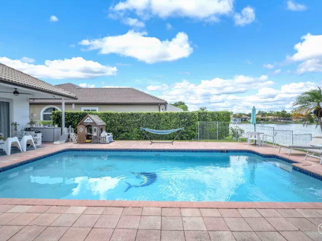 5-bedroom home for sale in Fort Lauderdale - 16423 Segovia Circle S - MondialRealty