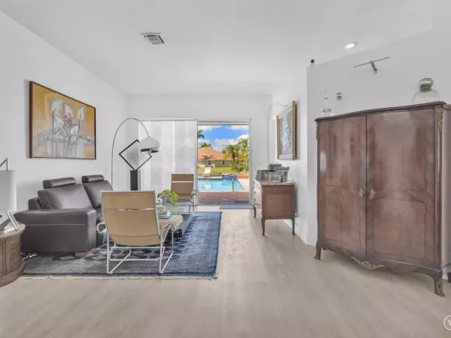 5-bedroom home for sale in Fort Lauderdale - 16423 Segovia Circle S - MondialRealty