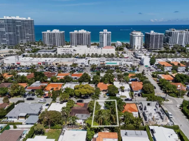 3-bedroom home for sale in Surfside - 9516 Byron Ave - MondialRealty