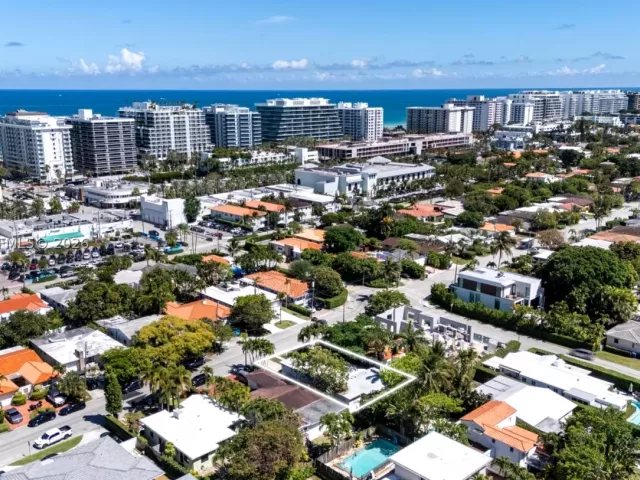 3-bedroom home for sale in Surfside - 9516 Byron Ave - MondialRealty