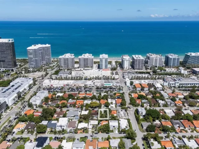 3-bedroom home for sale in Surfside - 9516 Byron Ave - MondialRealty