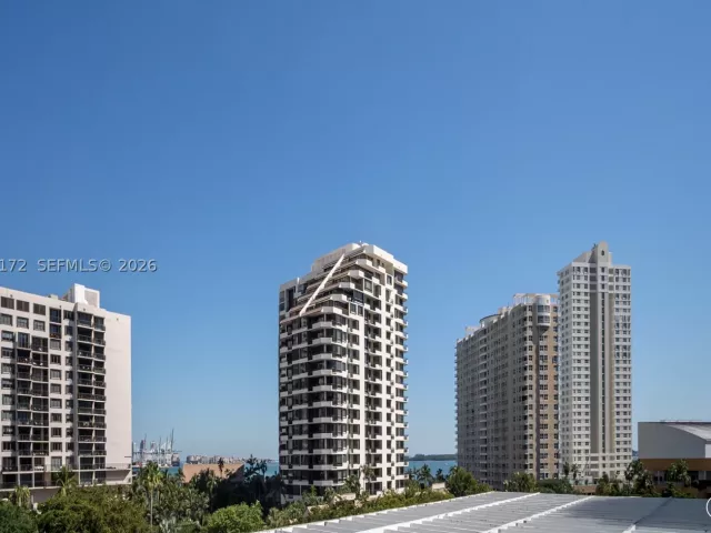 2-bedroom condo for rent in Miami - 701 Brickell Key Blvd 710 - MondialRealty