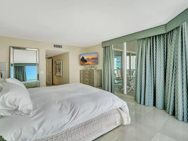 3-bedroom condo for sale in Sunny Isles Beach - 16400 Collins Avenue 641 - MondialRealty