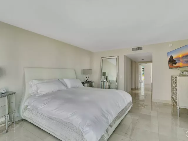 3-bedroom condo for sale in Sunny Isles Beach - 16400 Collins Avenue 641 - MondialRealty