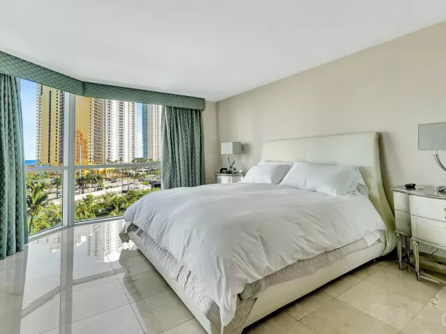3-bedroom condo for sale in Sunny Isles Beach - 16400 Collins Avenue 641 - MondialRealty