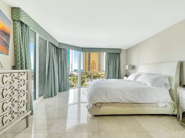 3-bedroom condo for sale in Sunny Isles Beach - 16400 Collins Avenue 641 - MondialRealty