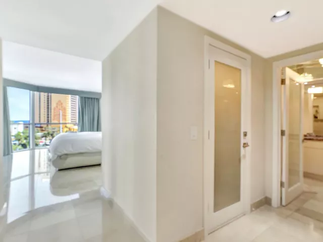 3-bedroom condo for sale in Sunny Isles Beach - 16400 Collins Avenue 641 - MondialRealty