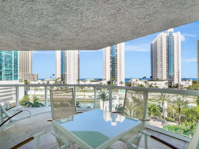 3-bedroom condo for sale in Sunny Isles Beach - 16400 Collins Avenue 641 - MondialRealty