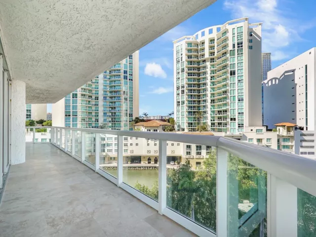 3-bedroom condo for sale in Sunny Isles Beach - 16400 Collins Avenue 641 - MondialRealty