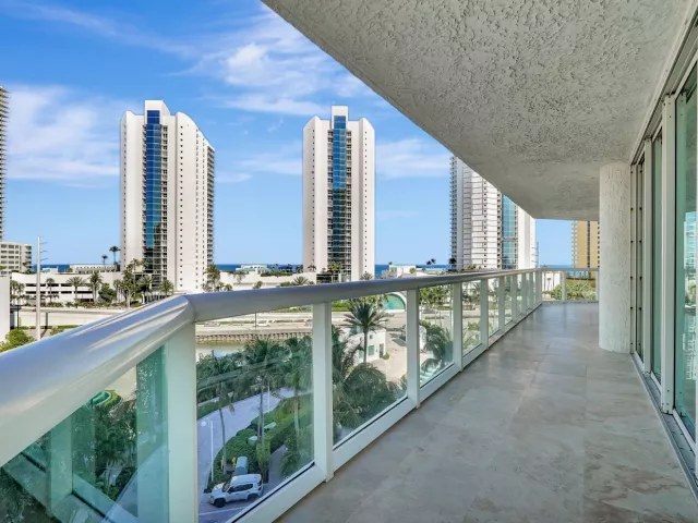 3-bedroom condo for sale in Sunny Isles Beach - 16400 Collins Avenue 641 - MondialRealty